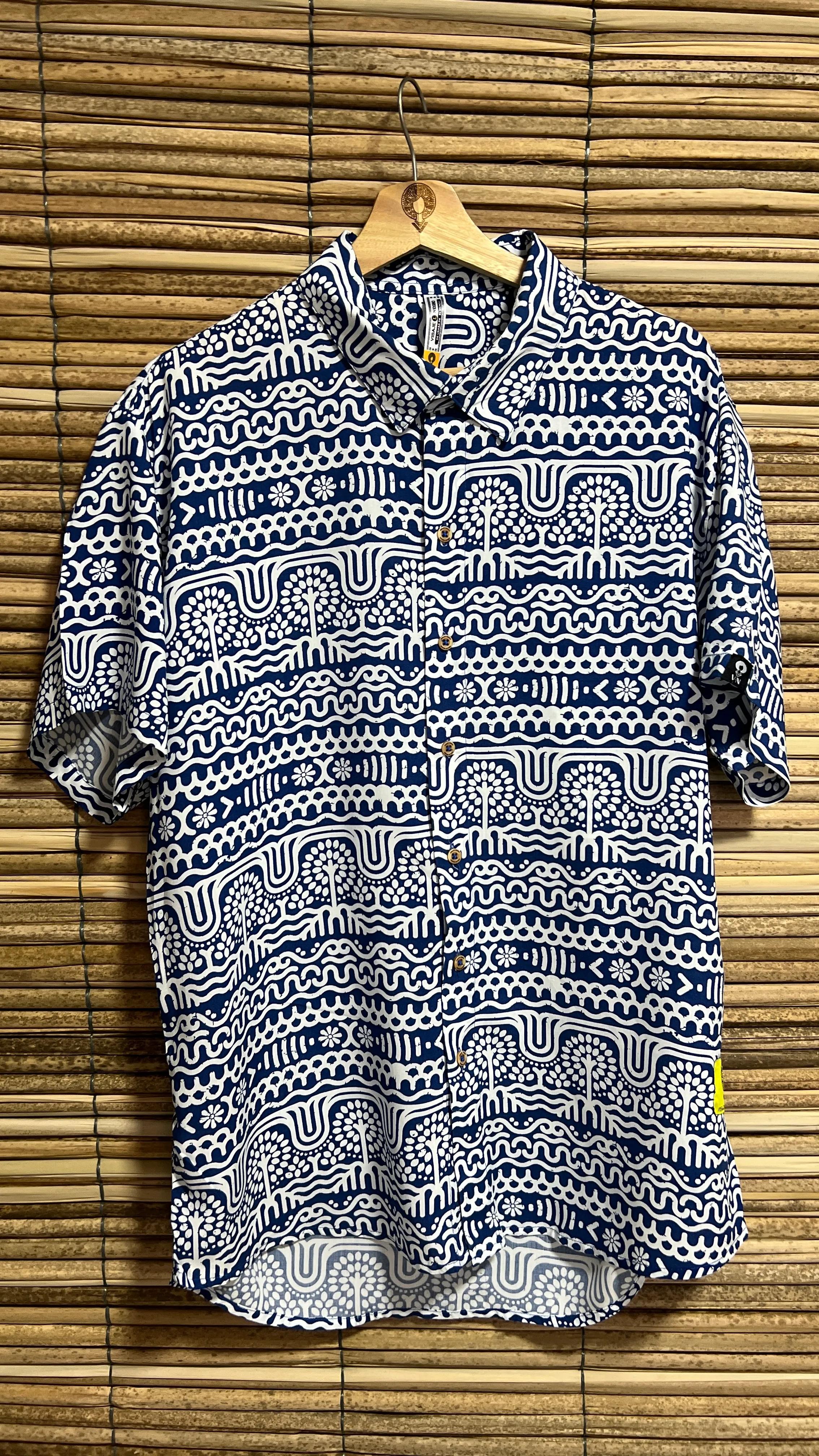 Camisa sin género manga corta estampada Río Suriquí con cuello nerú en viscosa fresca | Visaje Negro